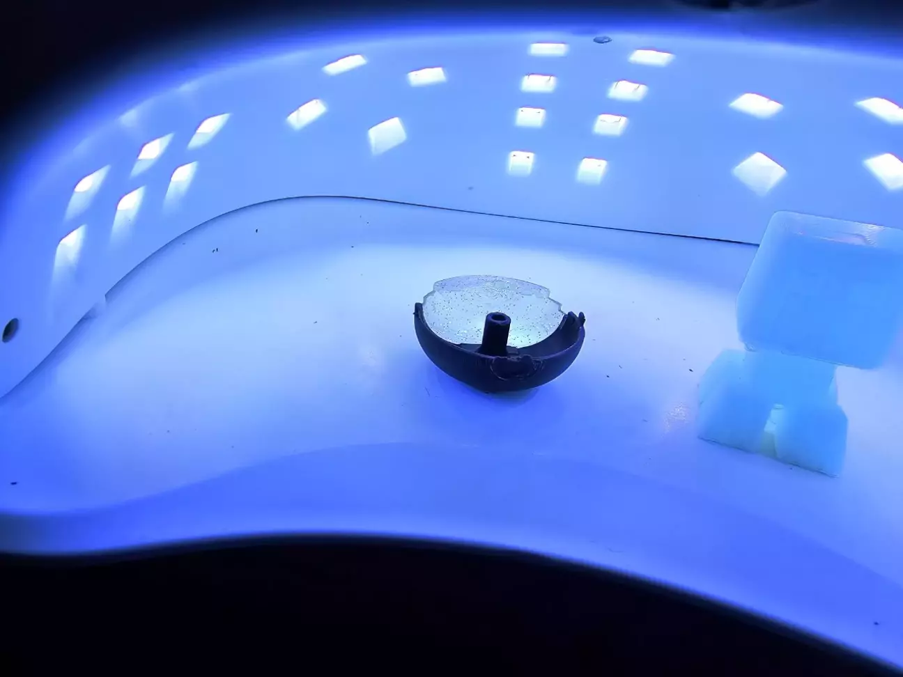 сподіваюся дружина не дізнається як використовувалися її лаки та лампа