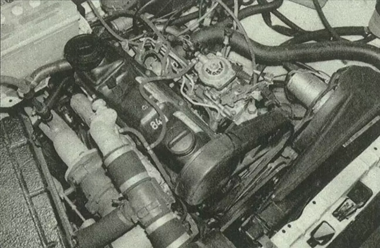 Расположен между воздушным фильтром и блоком двигателя: нагнетатель Comprex