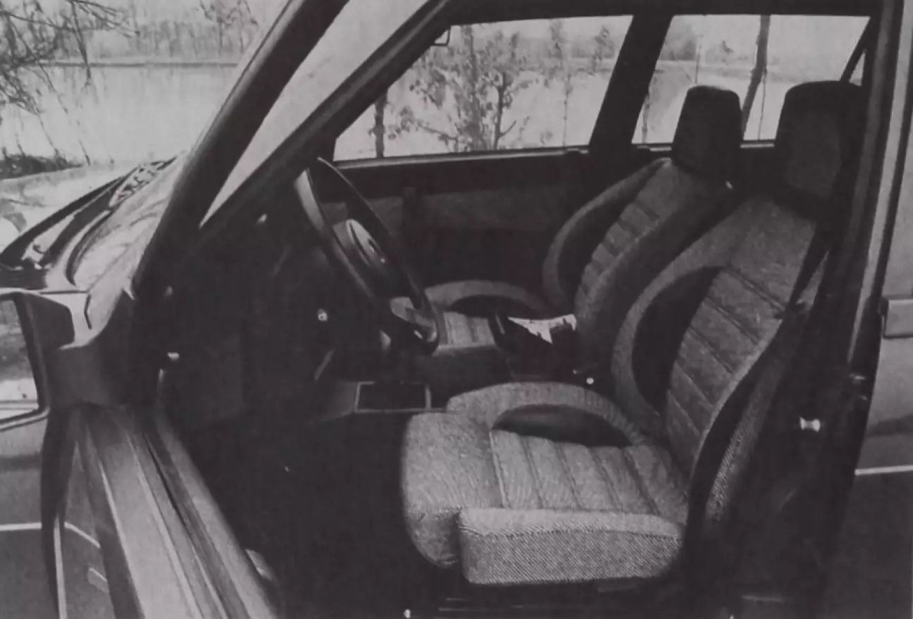 Новые сиденья превосходны; 2.5 QV повезло больше с моделями в стиле «ковшей».