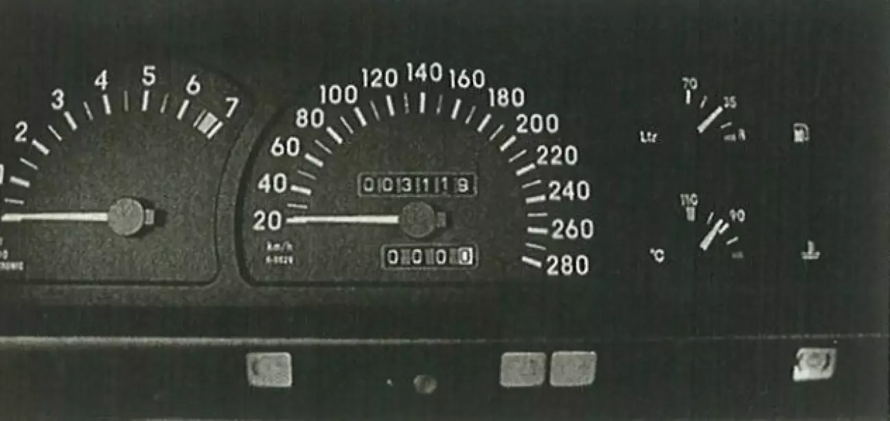 Спидометр четырехклапанной Omega размечен до 280, максимальная скорость составляет 242 км/ч.