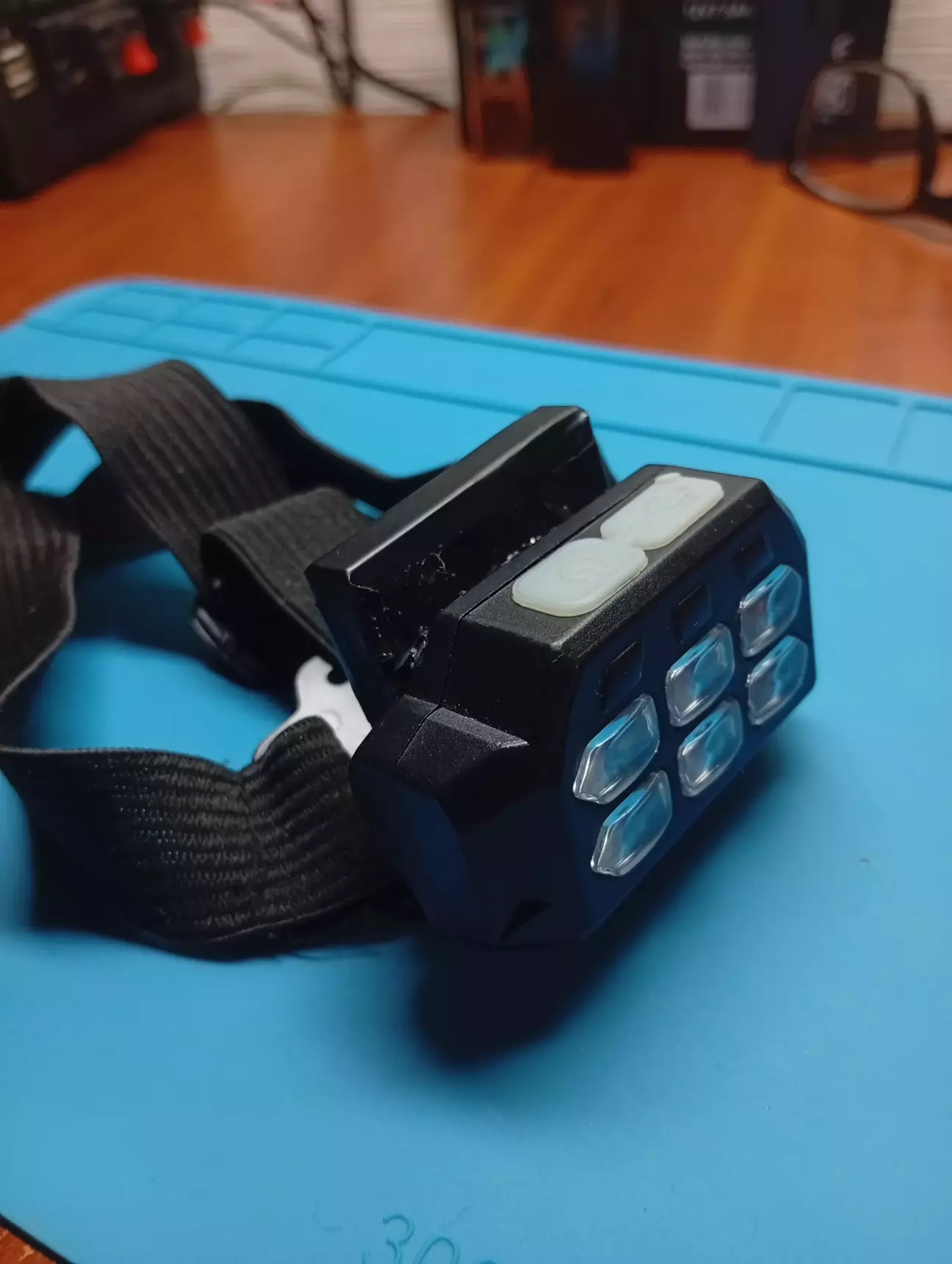 Тут тільки зовні можна було встромити його, трохи в поміч термоклей