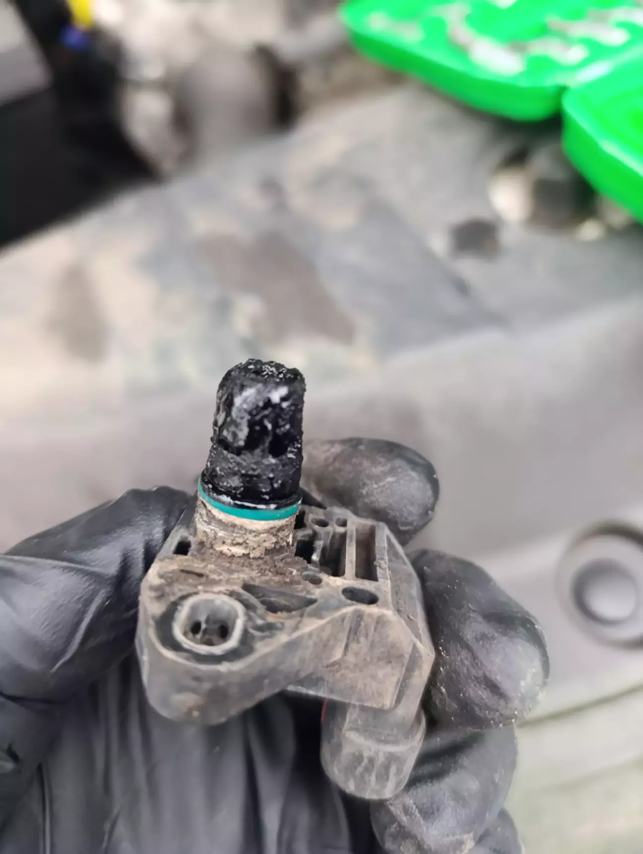 Датчик тиску у впускному колекторі.