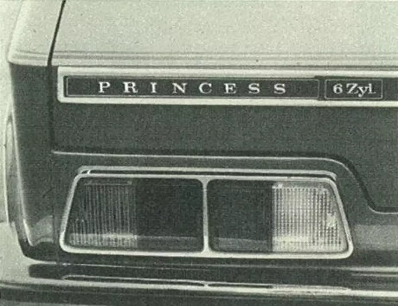 Эмблема шестицилиндрового двигателя сзади.