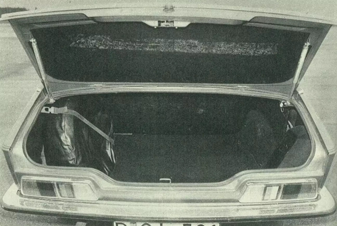 По объему багажника английский автомобиль предлагает средние показатели.