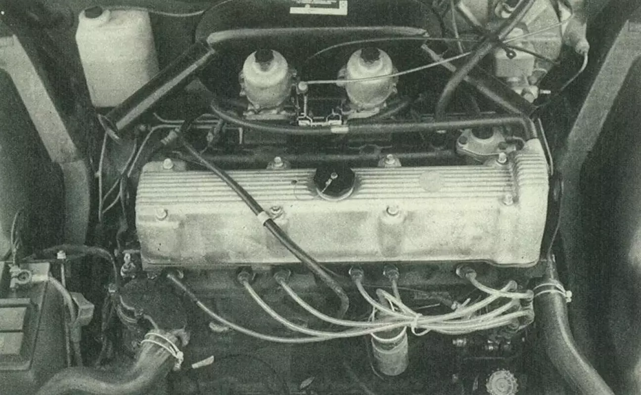 Поперечно установленный шестицилиндровый двигатель отличается хорошей доступностью.