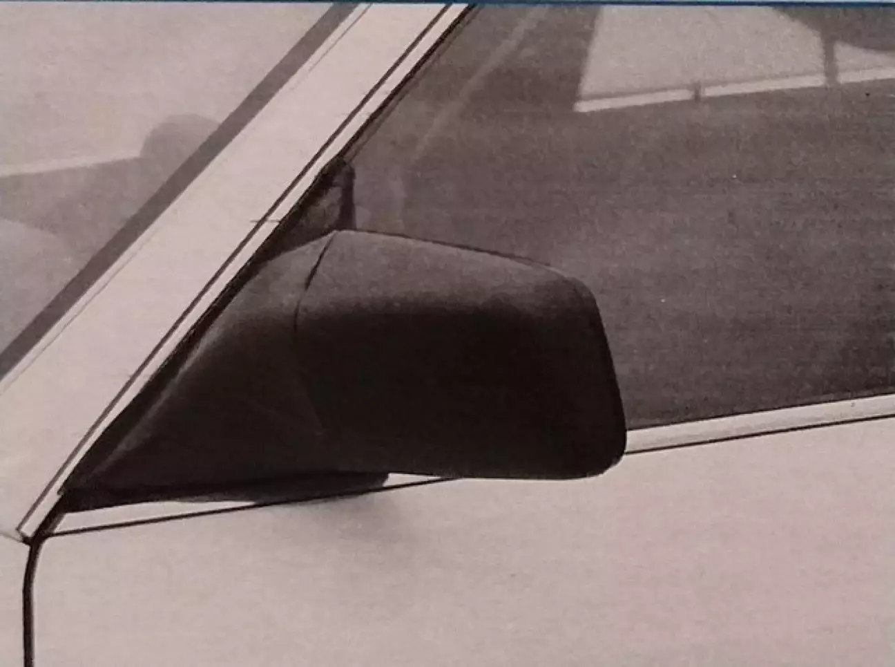 Аэродинамичная форма зеркал и отказ от водосточных желобов улучшают обтекаемость.