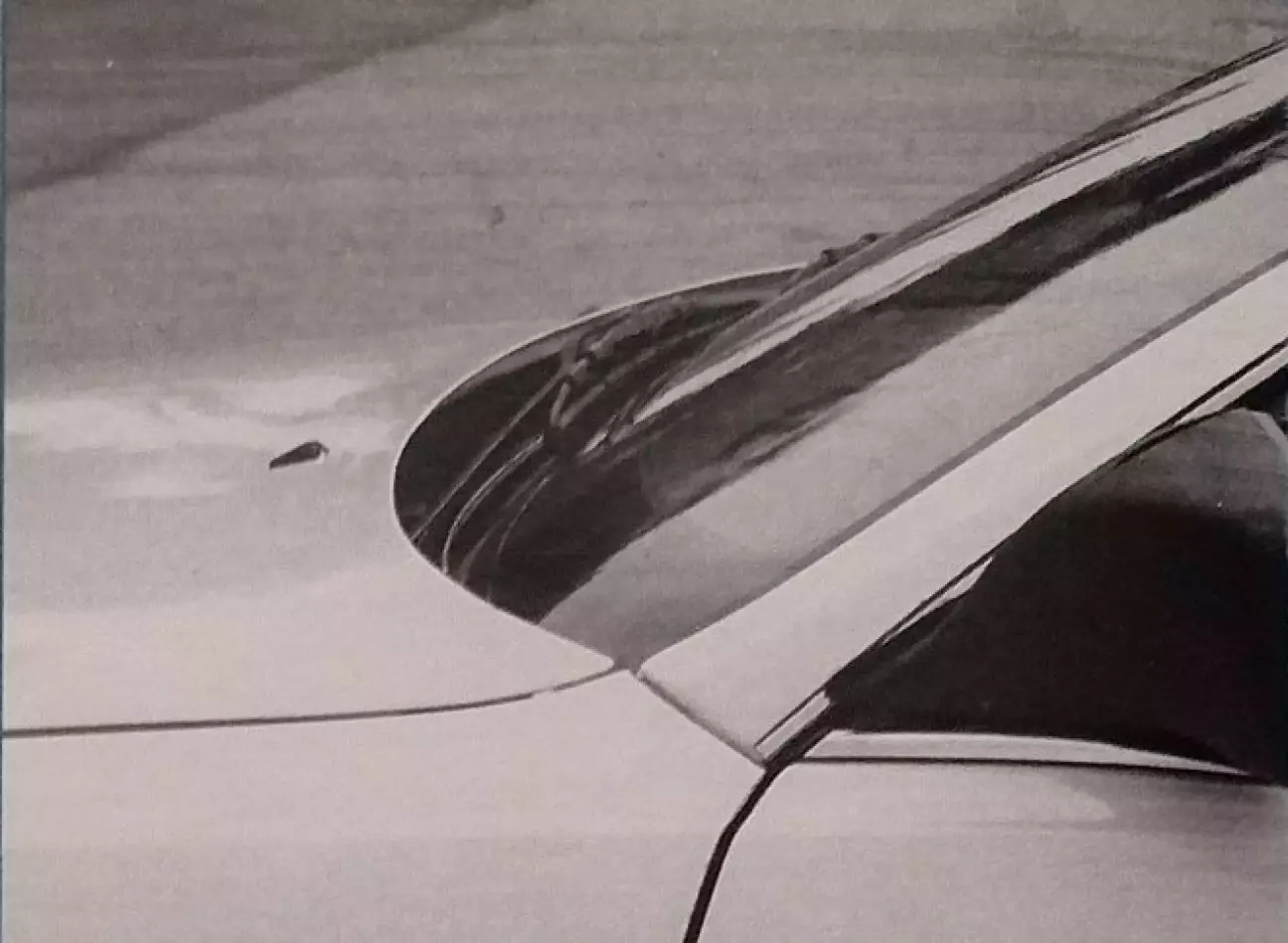 Капот приподнимает воздушный поток и скрывает тяги стеклоочистителей.