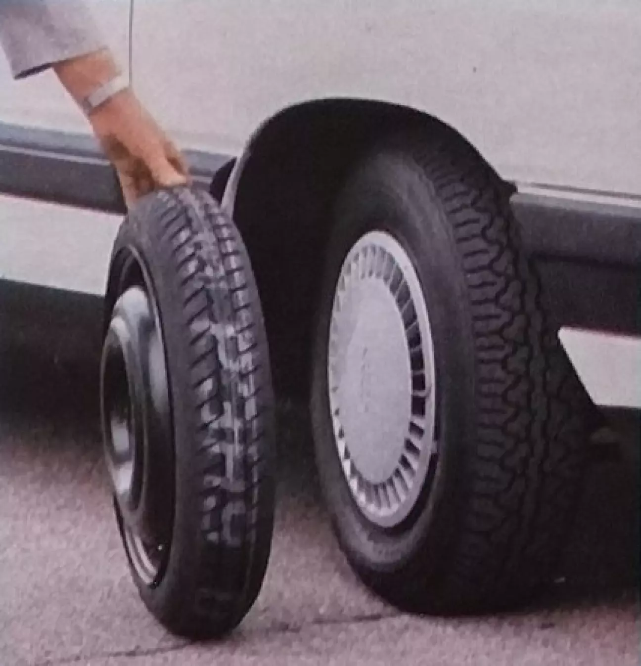 Узкое запасное колесо позволяет Audi 100 сэкономить немало веса.