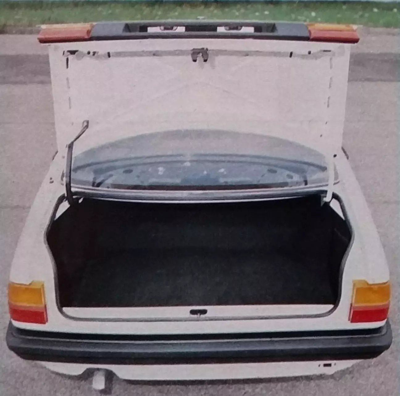 Чтобы добиться низкой погрузочной высоты, часть задних фонарей была перенесена на крышку багажника.