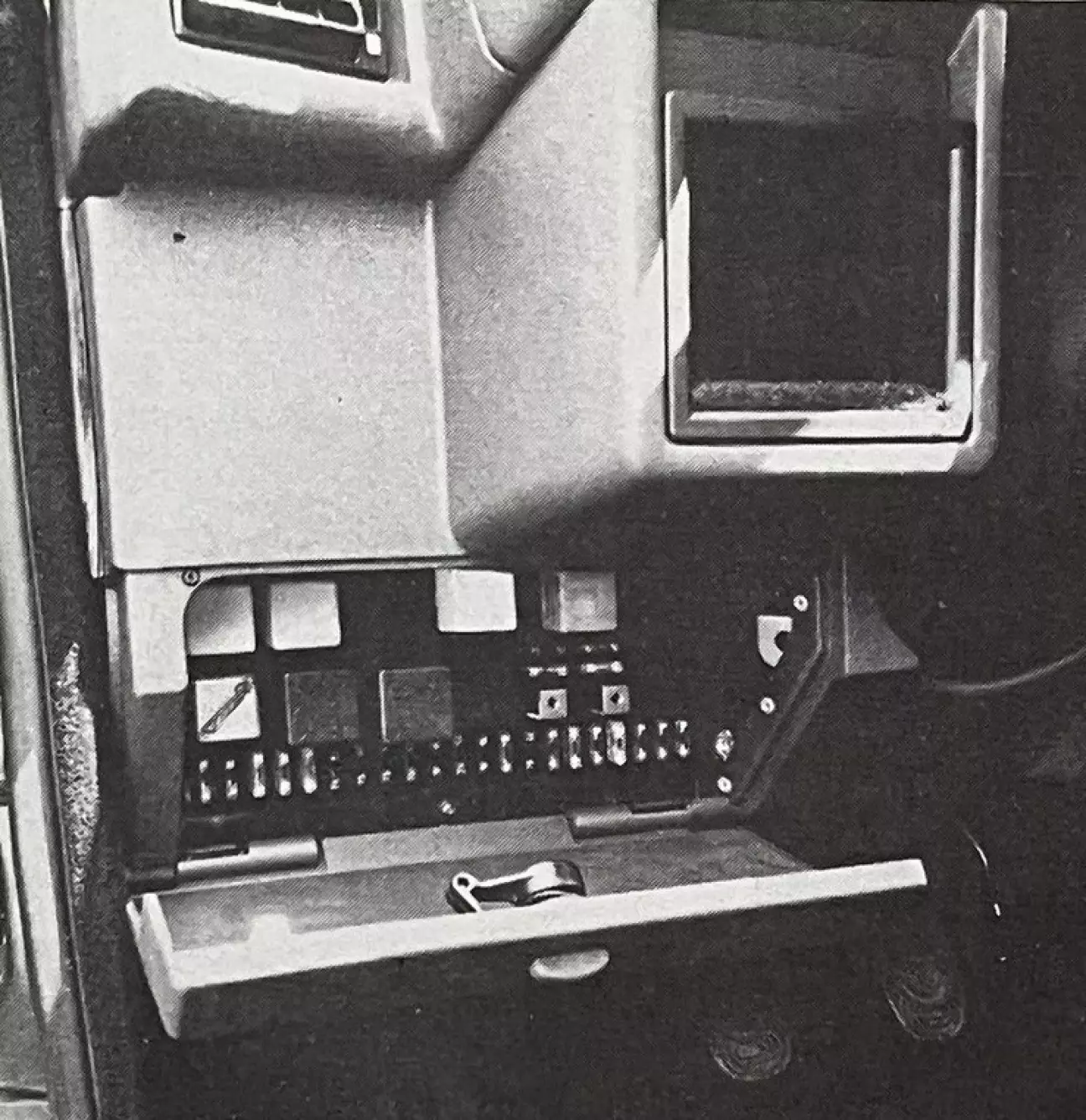 Слева от рулевой колонки расположен большой и легкодоступный блок предохранителей.