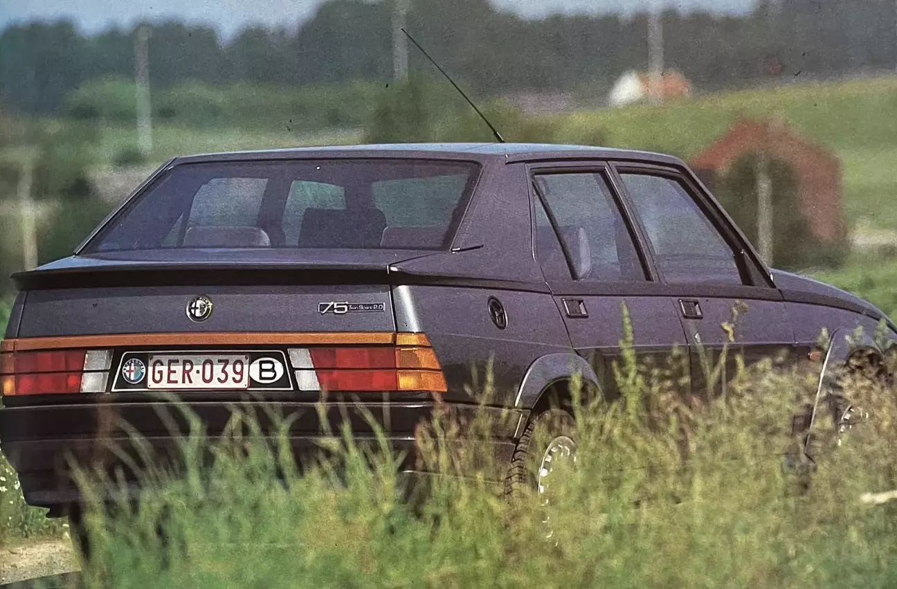 Крышку багажника украшает неброский спойлер, столь же эстетичный, сколь и эффективный.