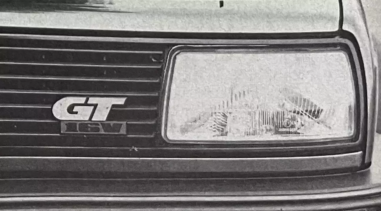 Чтобы дистанцироваться от Golf, Jetta получила прямоугольную галогенную оптику.