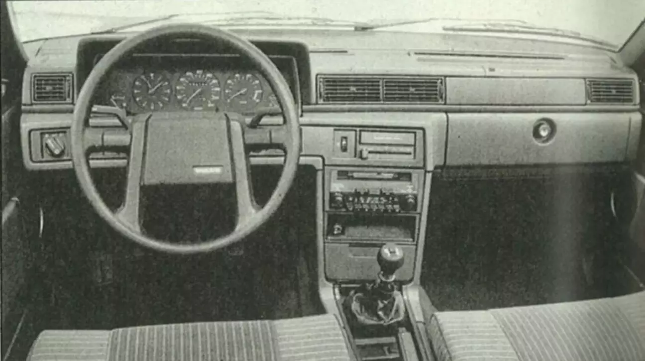 Инструменты с отличной читаемостью и четкое расположение рычагов управления.