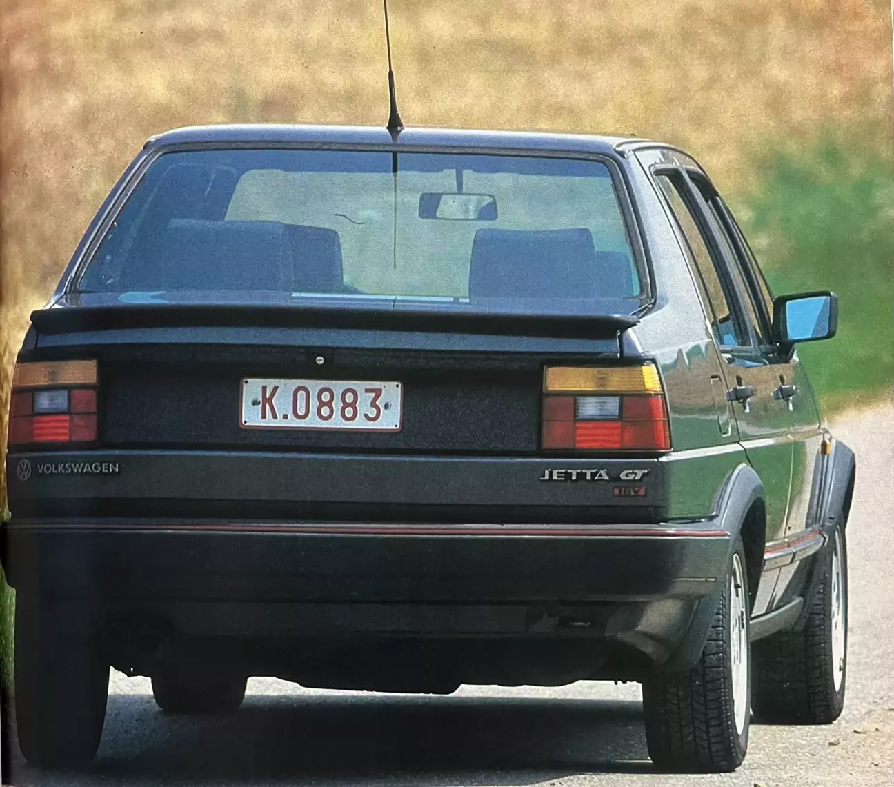 На кромке багажника установлено антикрыло, а тонкая красная линия скромно опоясывает кузов.