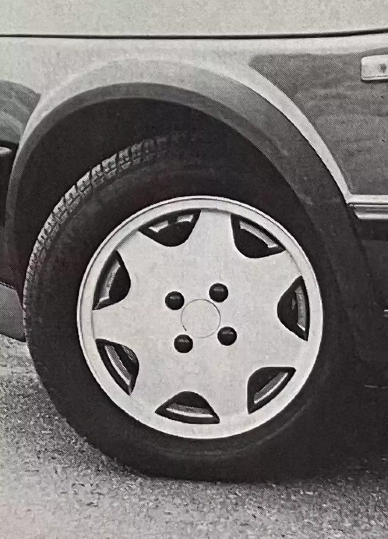 Великолепные широкие диски обуты в низкопрофильные шины.