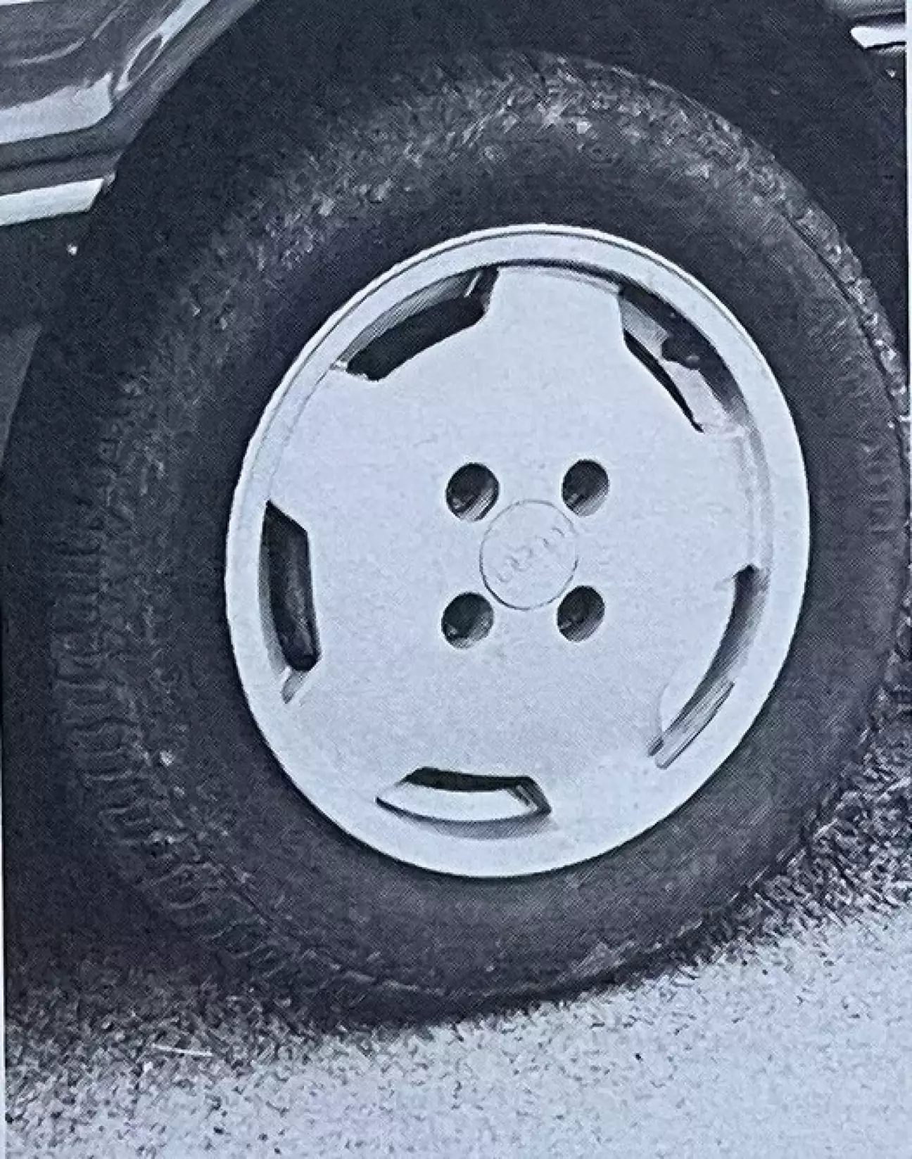 Среди деталей, отличающих ее от 80-й — 14-дюймовые легкосплавные диски.