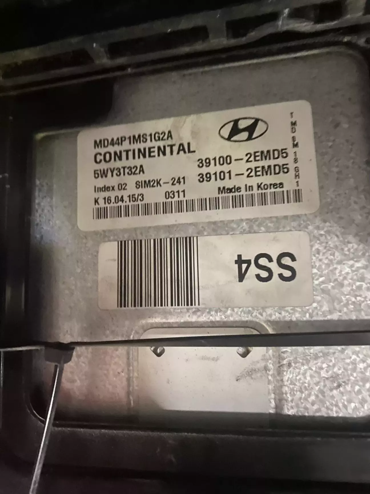 Дивимось версію Soft візуально, демонтувавши АКБ.