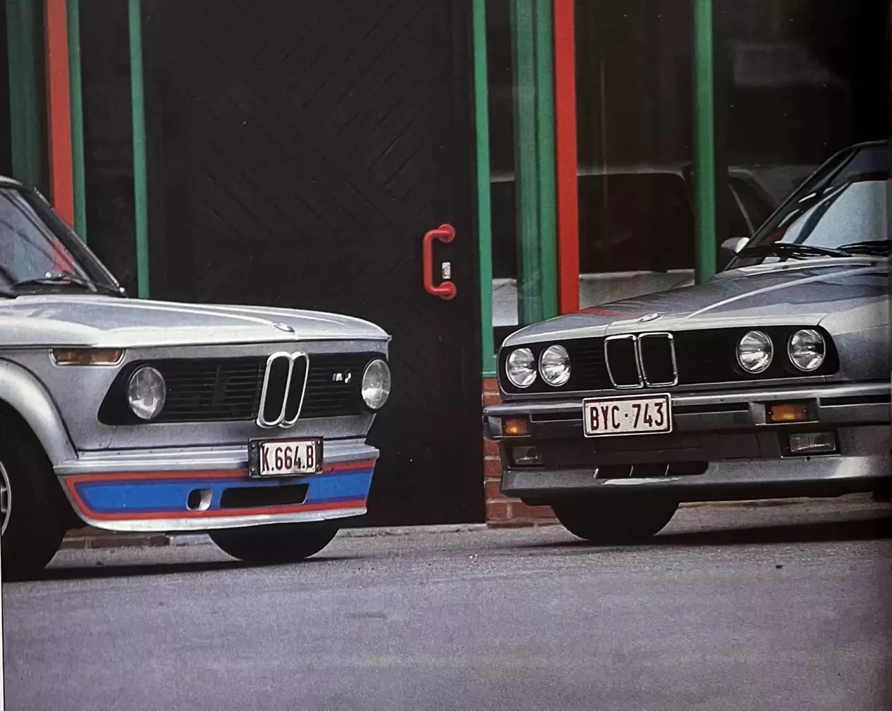 Обе эти модели едва ли можно назвать образцами скромности.