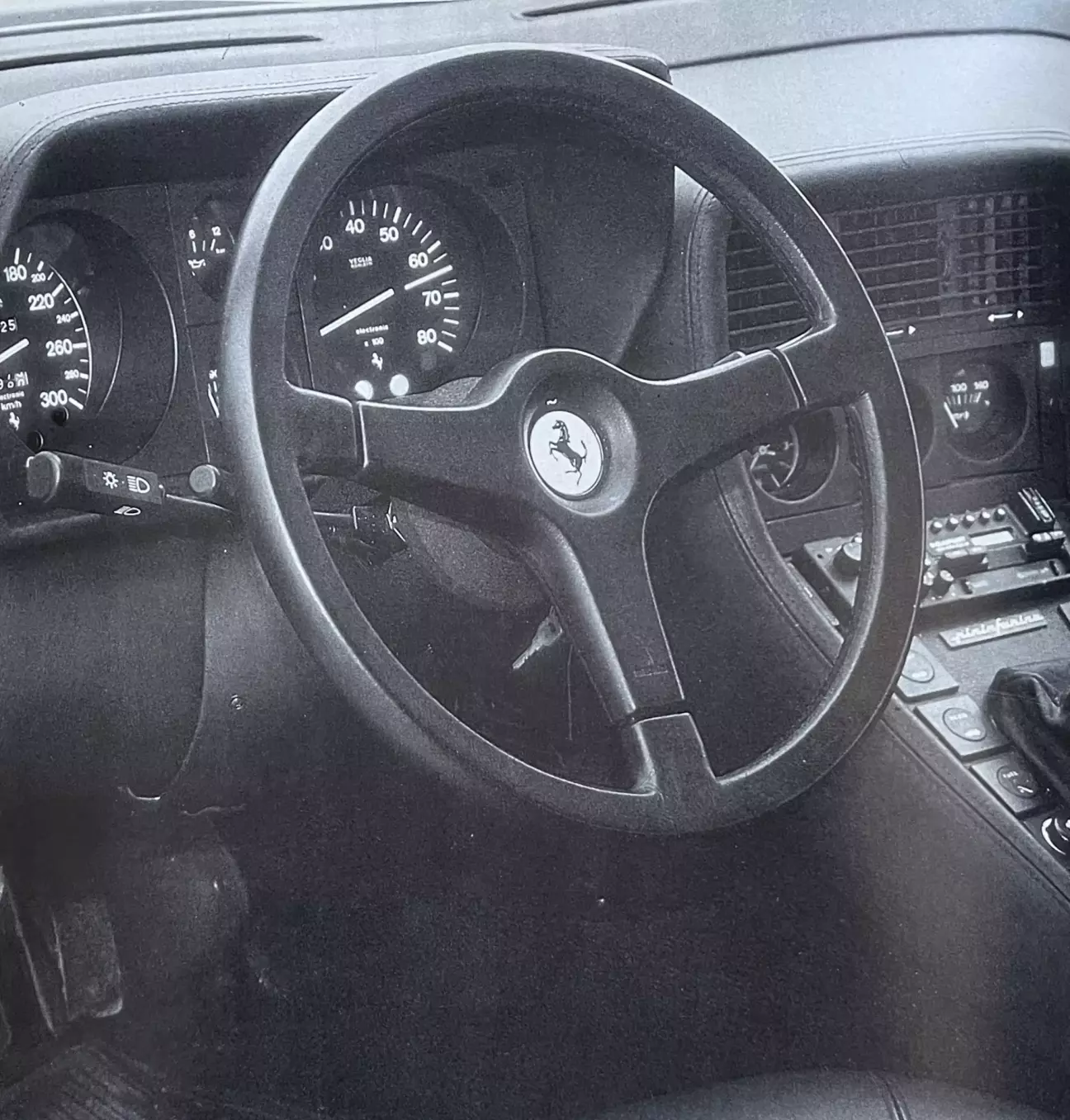 Ferrari: строгость, рожденная в гонках.