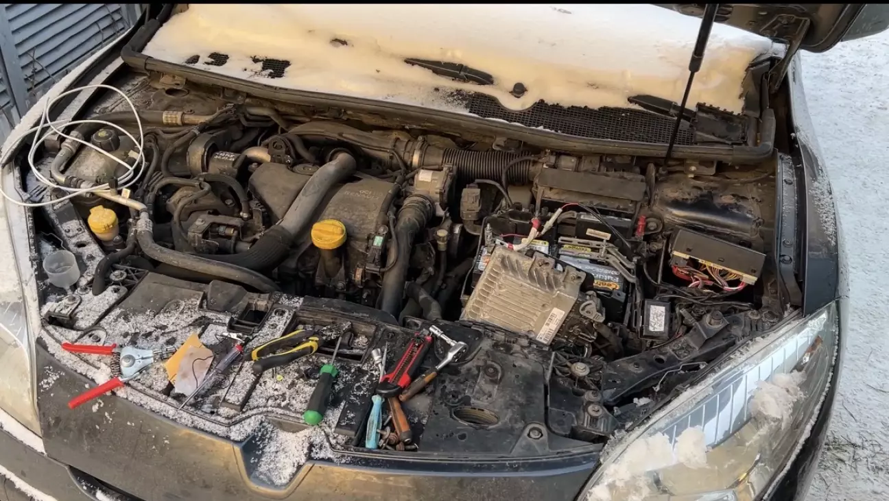 Меганчик стоїть як неприкаянний