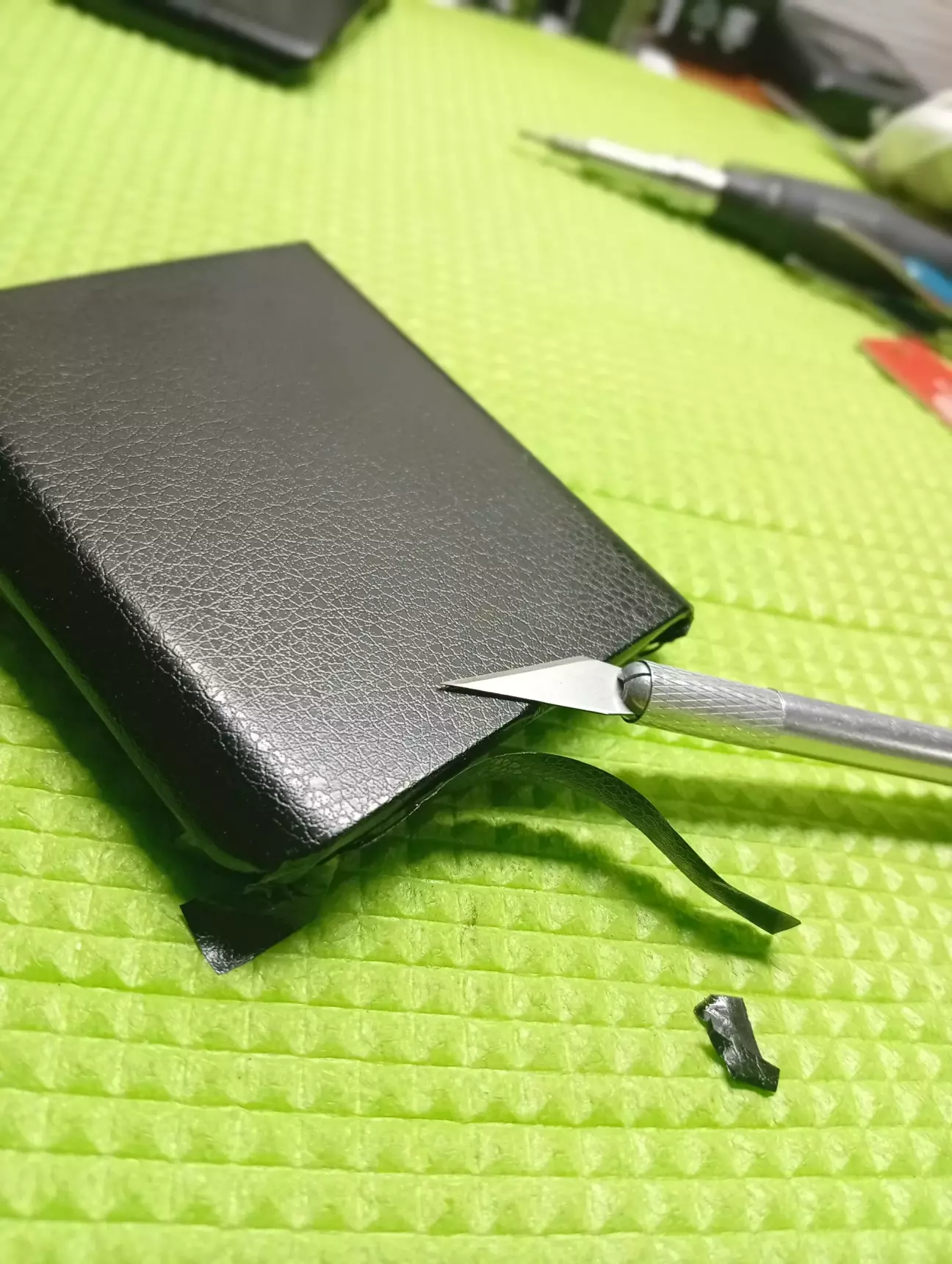 Гарно виглядає, але клеїться поганенько на краях