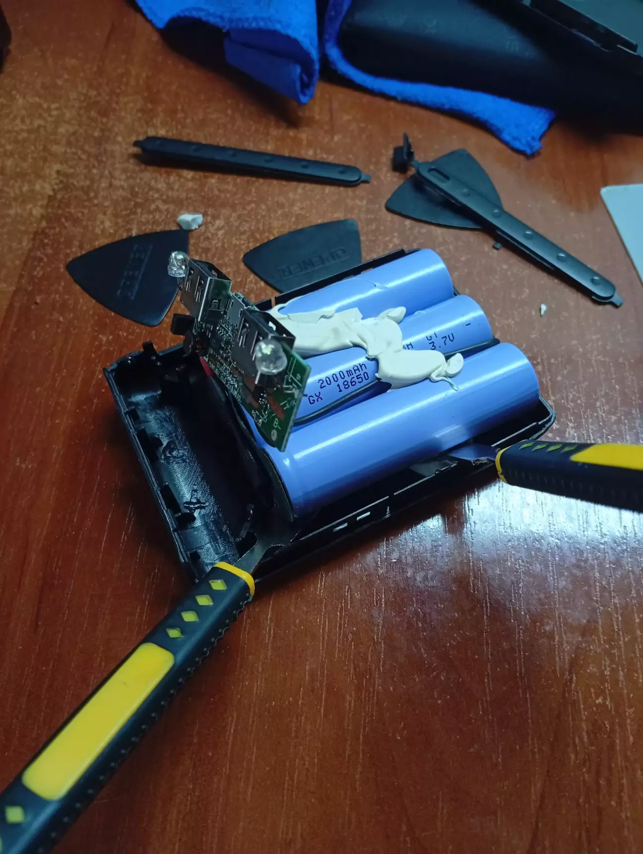 Розібрати виявилося не просто) Ох китайці і приклеїли збірку, ледве відковиряв з феном