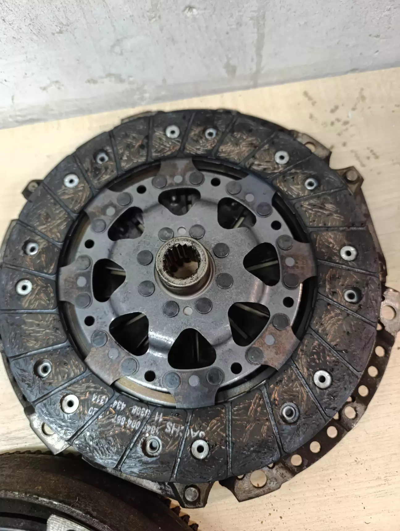 Диск зчеплення бере краями а не всієюю площиною.