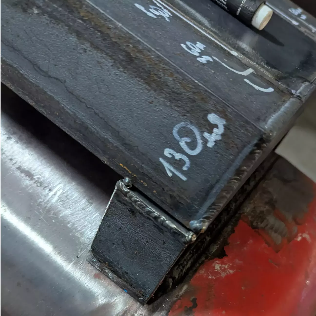 Низ це Пешка, і в ній 2 закладні м16, верх притягнутий болтом з середини.