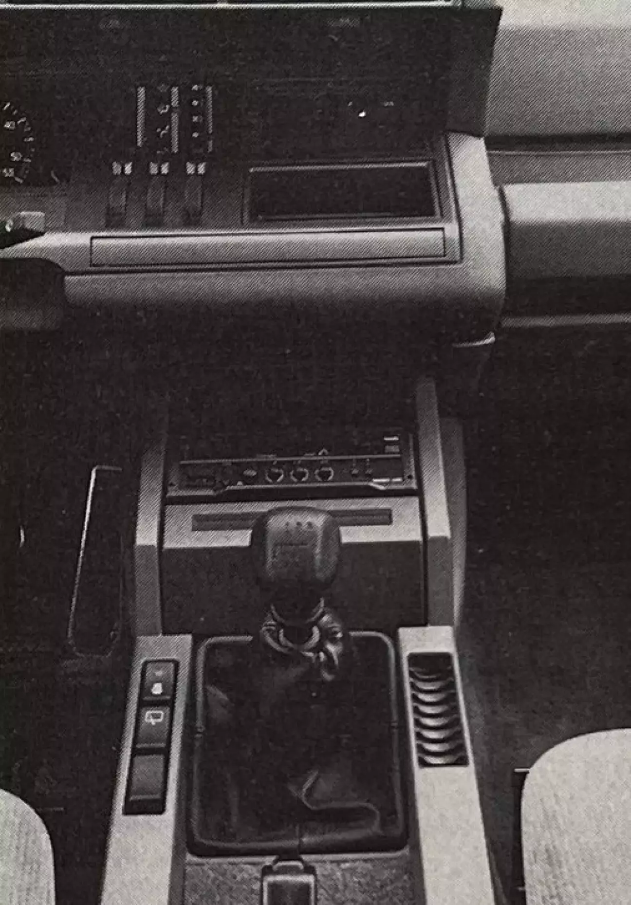 Угловатая консоль и передняя панель с характерным козырьком остались на месте.