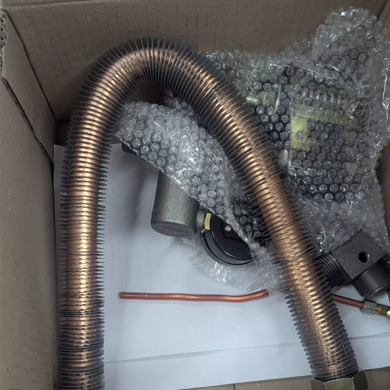 Пакування в середині, добре що нічого не розбилося.