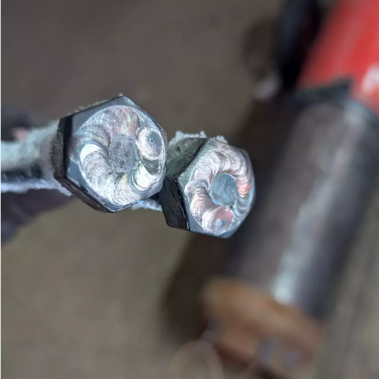 Обварив гайки до шпильки. Дуже цікавий досвід.