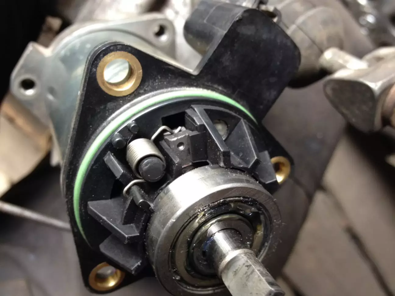 Електропривод Toyota MMT: Ресурс двигунів, пастка «перепайки щіток» та ризик для ЕБУ