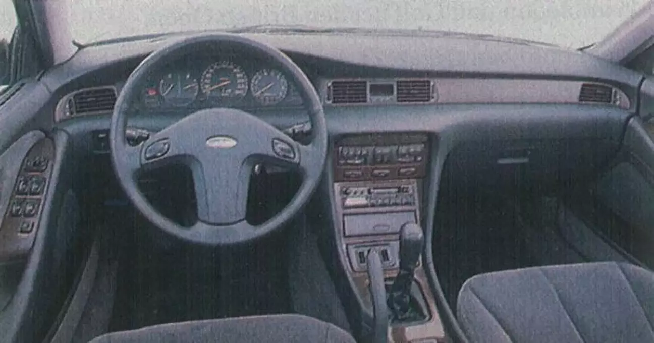 Приборная панель скомпонована образцово.