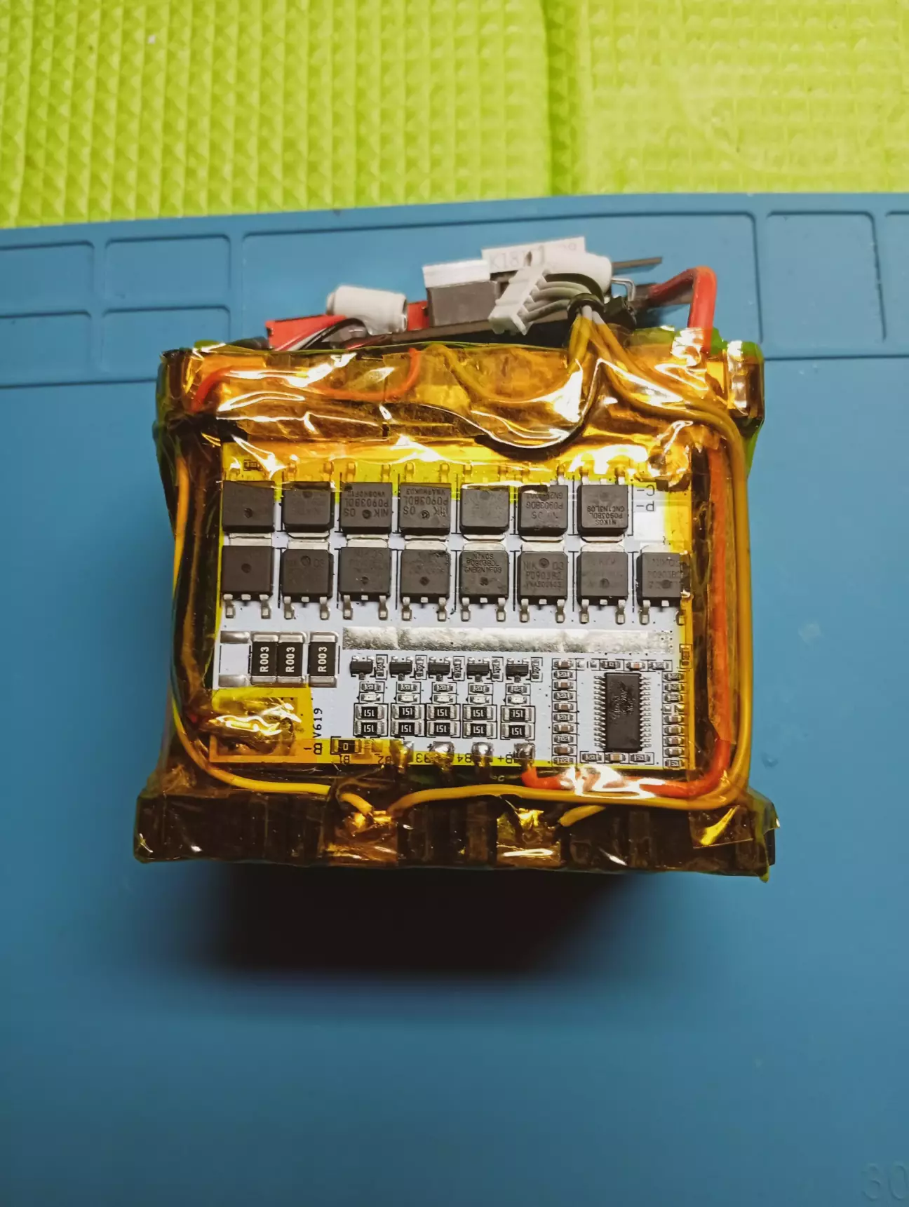 Прийшлося дуже щільно дроти вкладати, дуже мало місця в корпусі, трошки поморочився, але вийшло компактно)