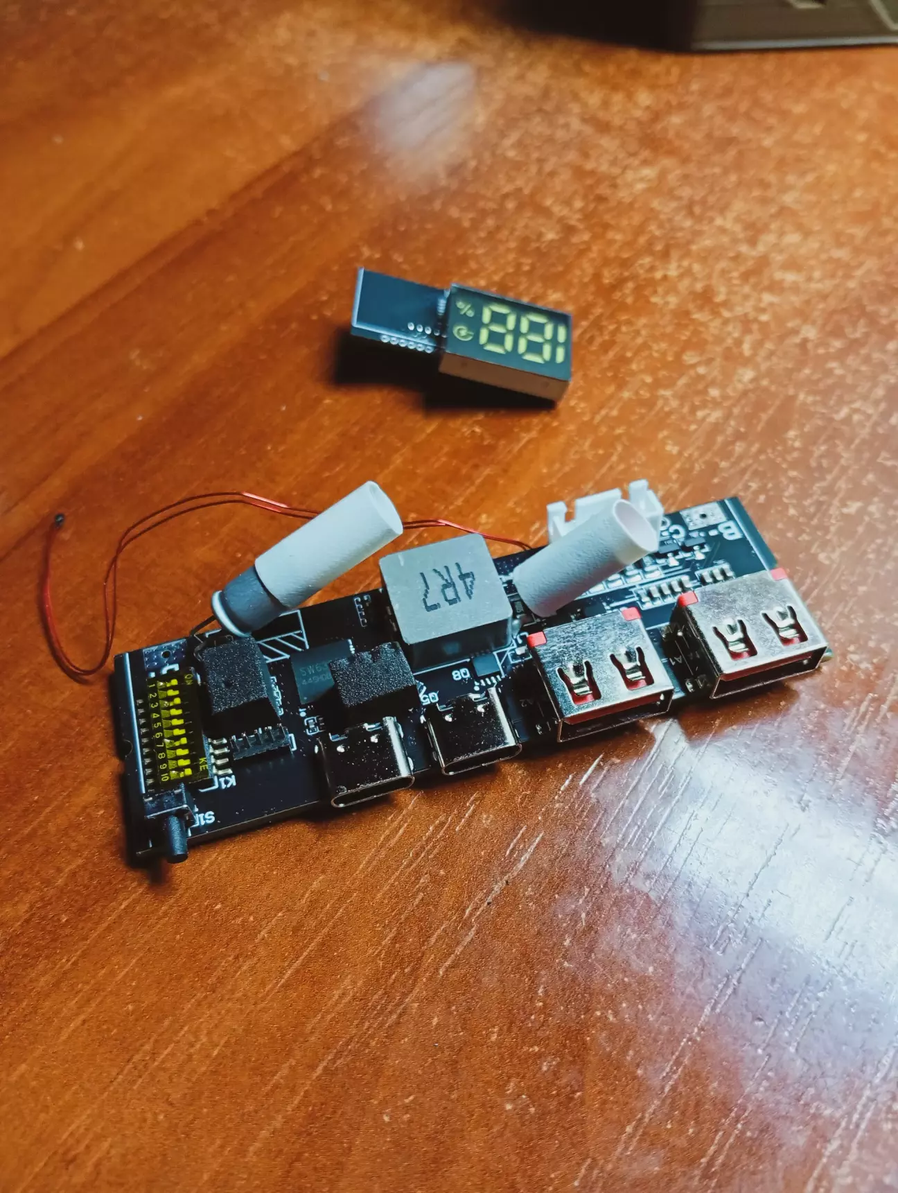 В першу чергу допрацьовуємо плату, обов'язково ізолюємо конденсатори