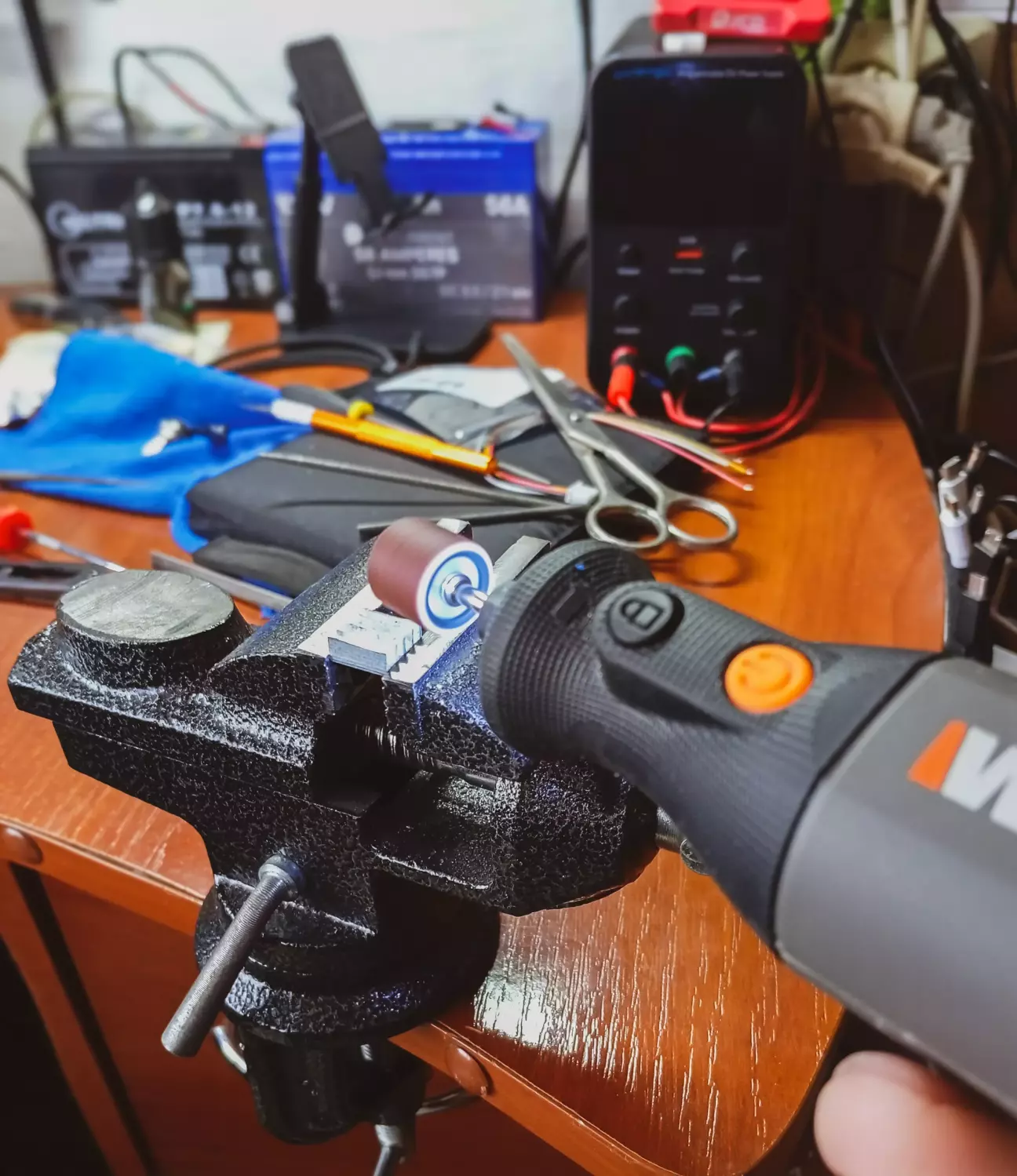 Також будуть додаткові два радиатора на дроселі і процесорі, для кращого охолодження, підганяю щоб ніде нічого не закоротило та все сіло на свої місця.