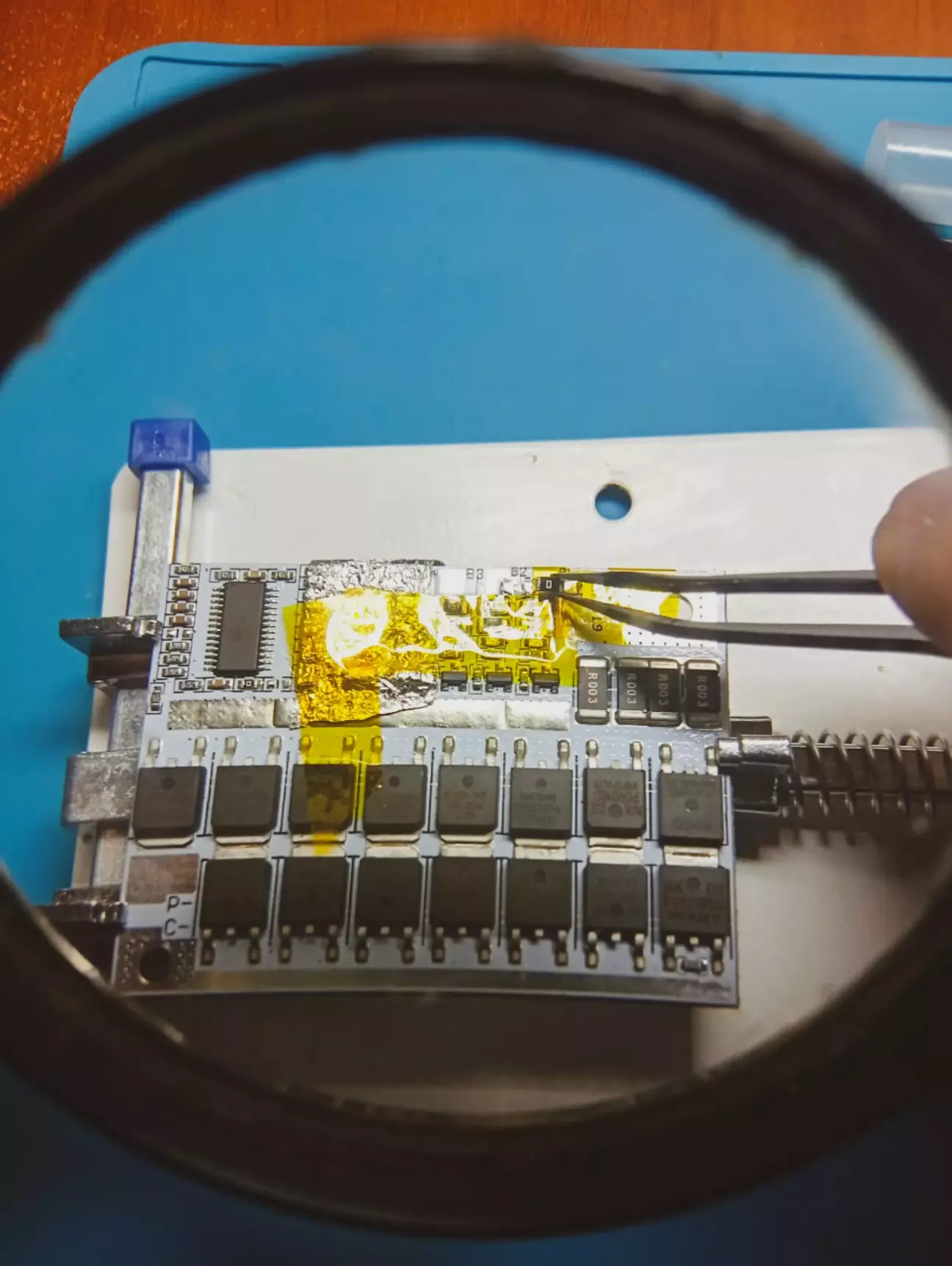 Перед збіркою, на бмс випаяв перемичку і пару резисторів, тому що плата під 3s, зробив під 4s