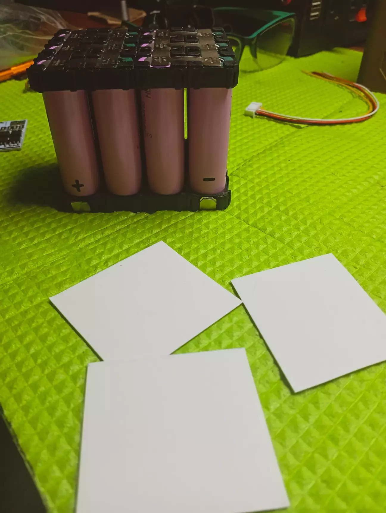 Трошки для захисту комірок добавив картону між секціями