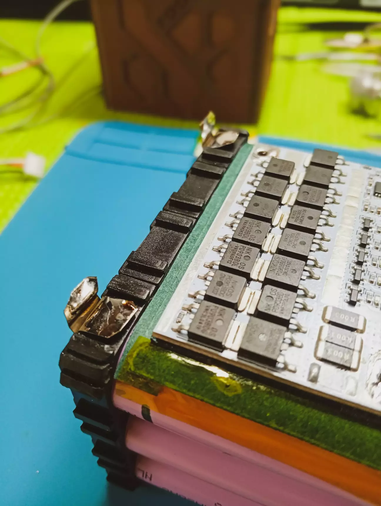 Лужу контакти