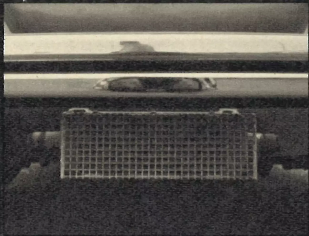 Не всегда обязателен: дополнительный масляный радиатор.