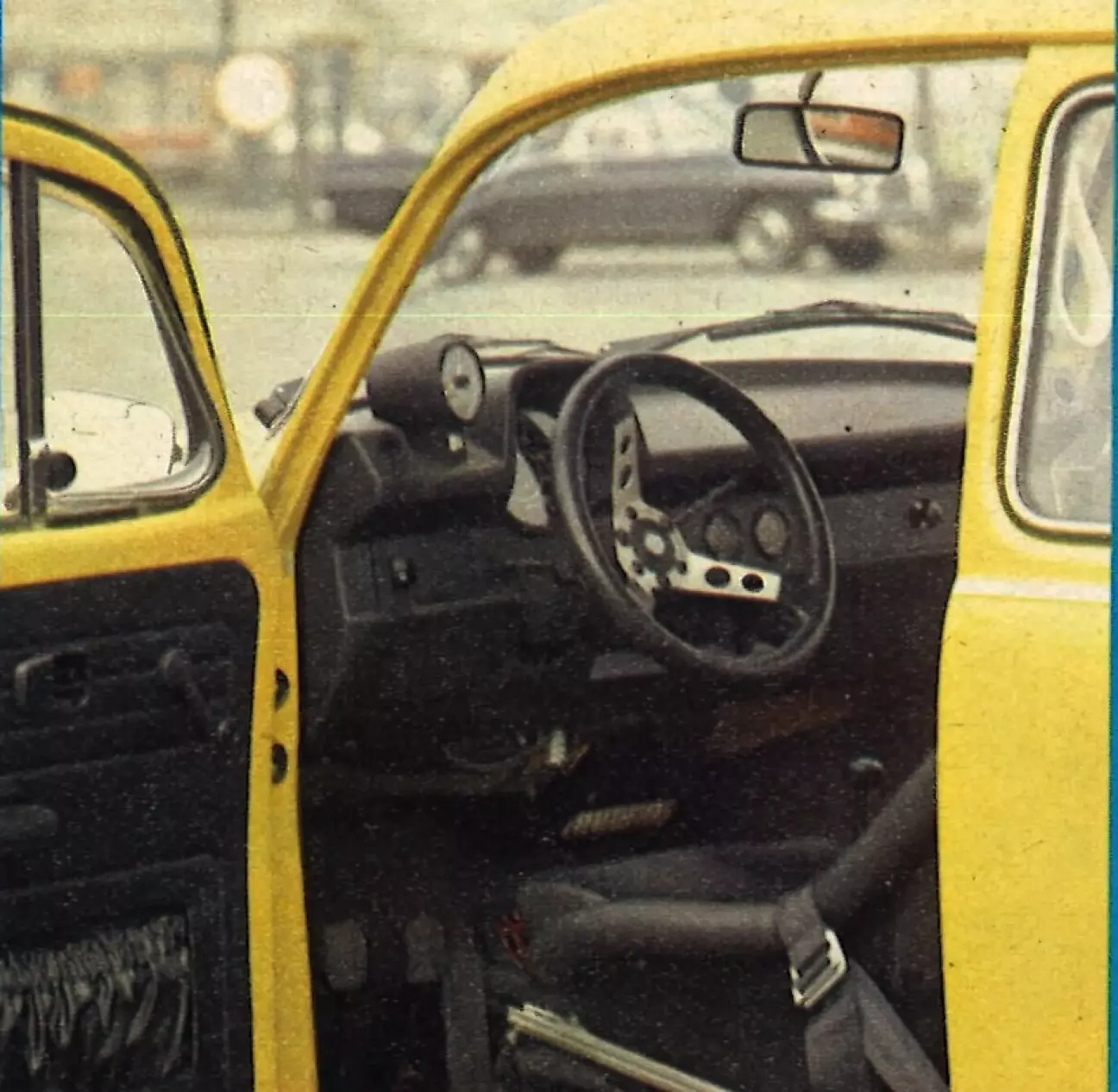 Спортивная экипировка: ковшеобразное сиденье, тахометр.