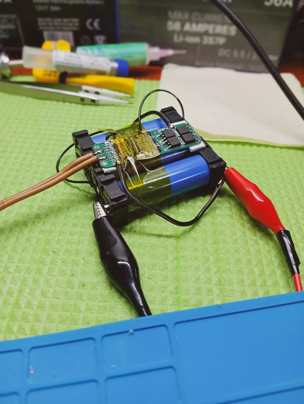 Тестова збірка, перед збіркою ганяємо плату бмс, щоб всі захисти працювали, щоб все було по феншую потім в роботі, бо після тих вузькороблених треба все перевіряти і тестити самому