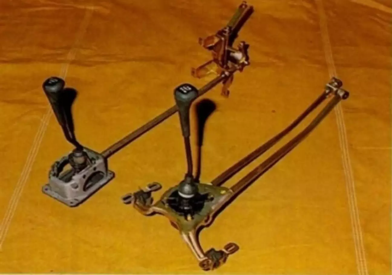 Рычаг и кулиса новой трансмиссии (слева): прецизионная точность.