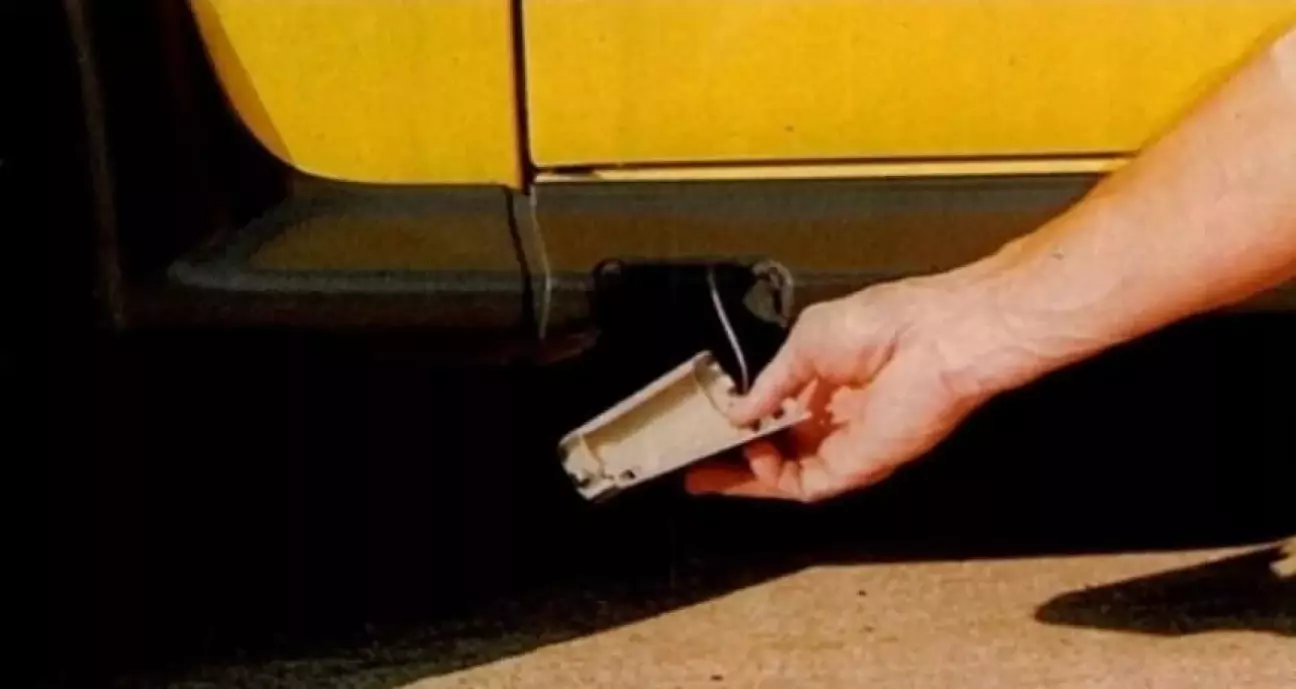 Пластиковый порог с заглушкой: место для установки домкрата.