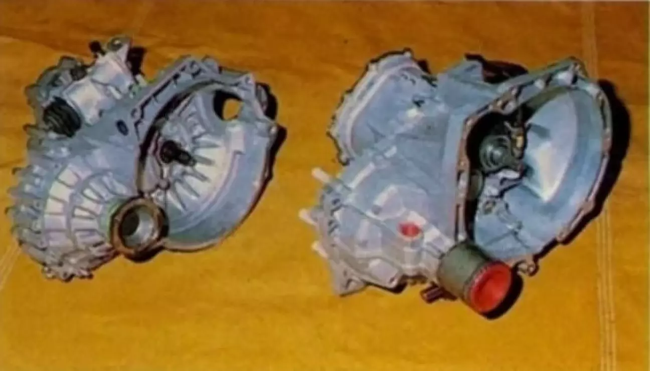 Нынешняя коробка передач (слева) заимствована у VW Jetta.