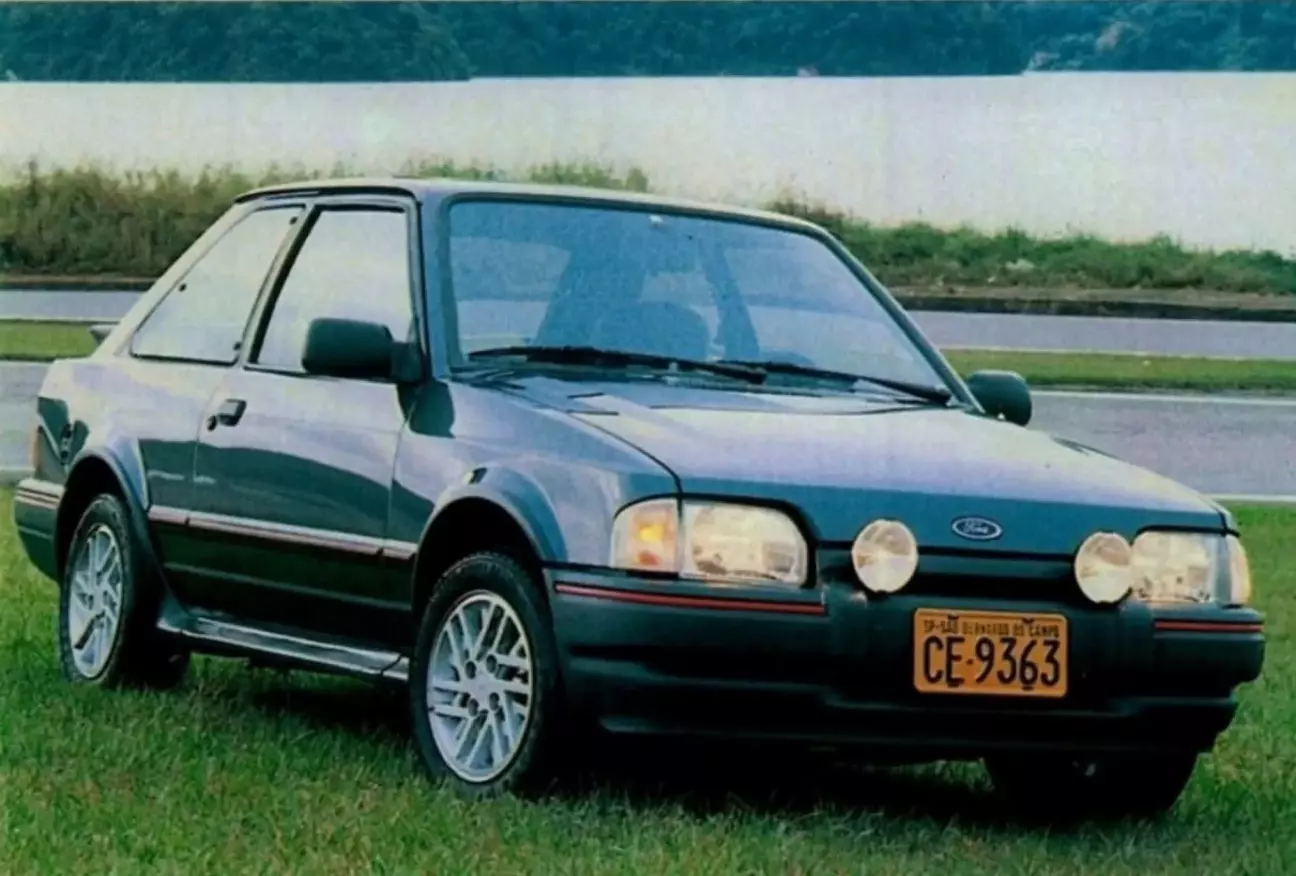 Обратите внимание на пластиковую накладку на пороге: одновременно и изыск, и защита.