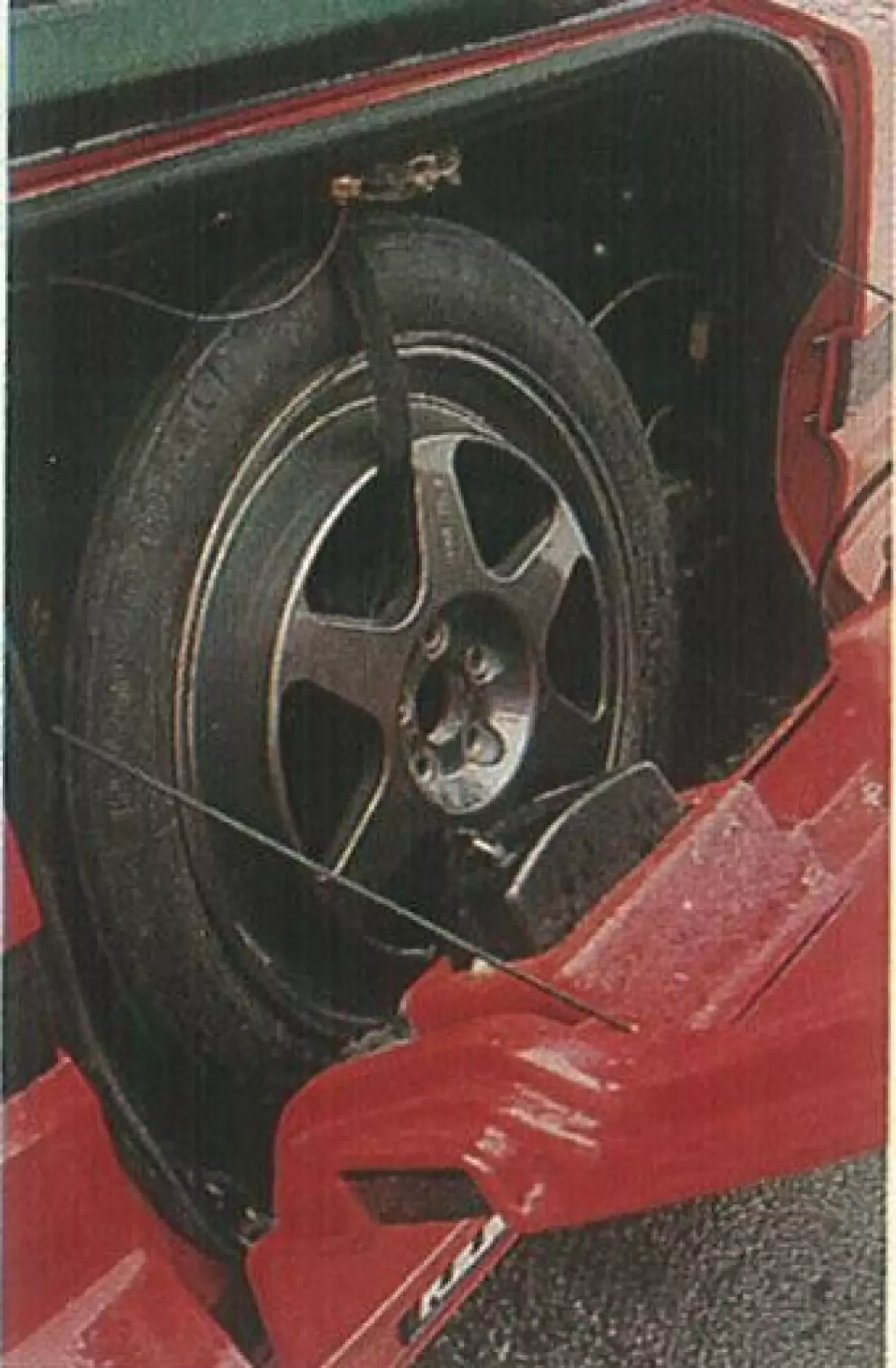 Аварийный запас: запасное колесо под крышкой багажника