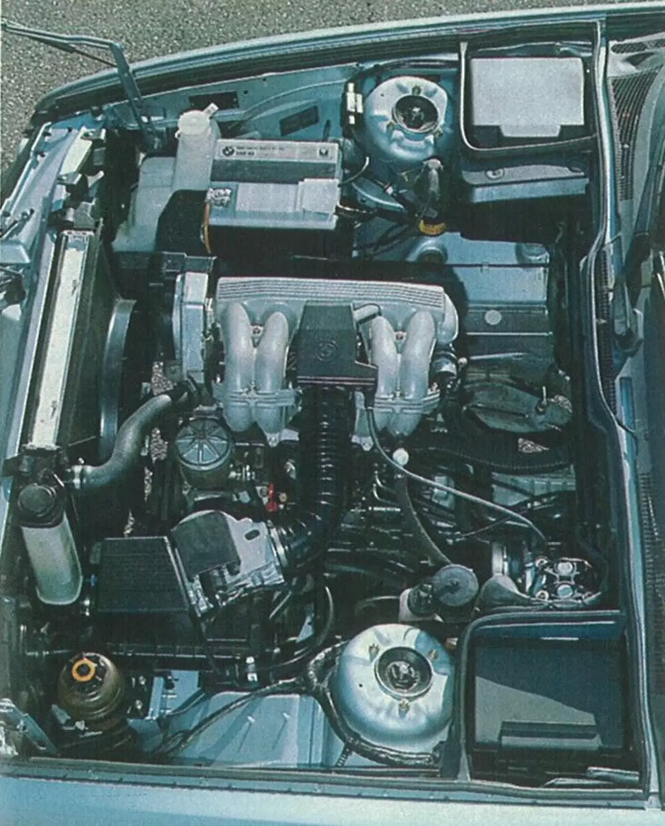 Где же мотор? Посередине. В машинном отделении «пятерки» BMW эта «четверка» кажется потерянной.