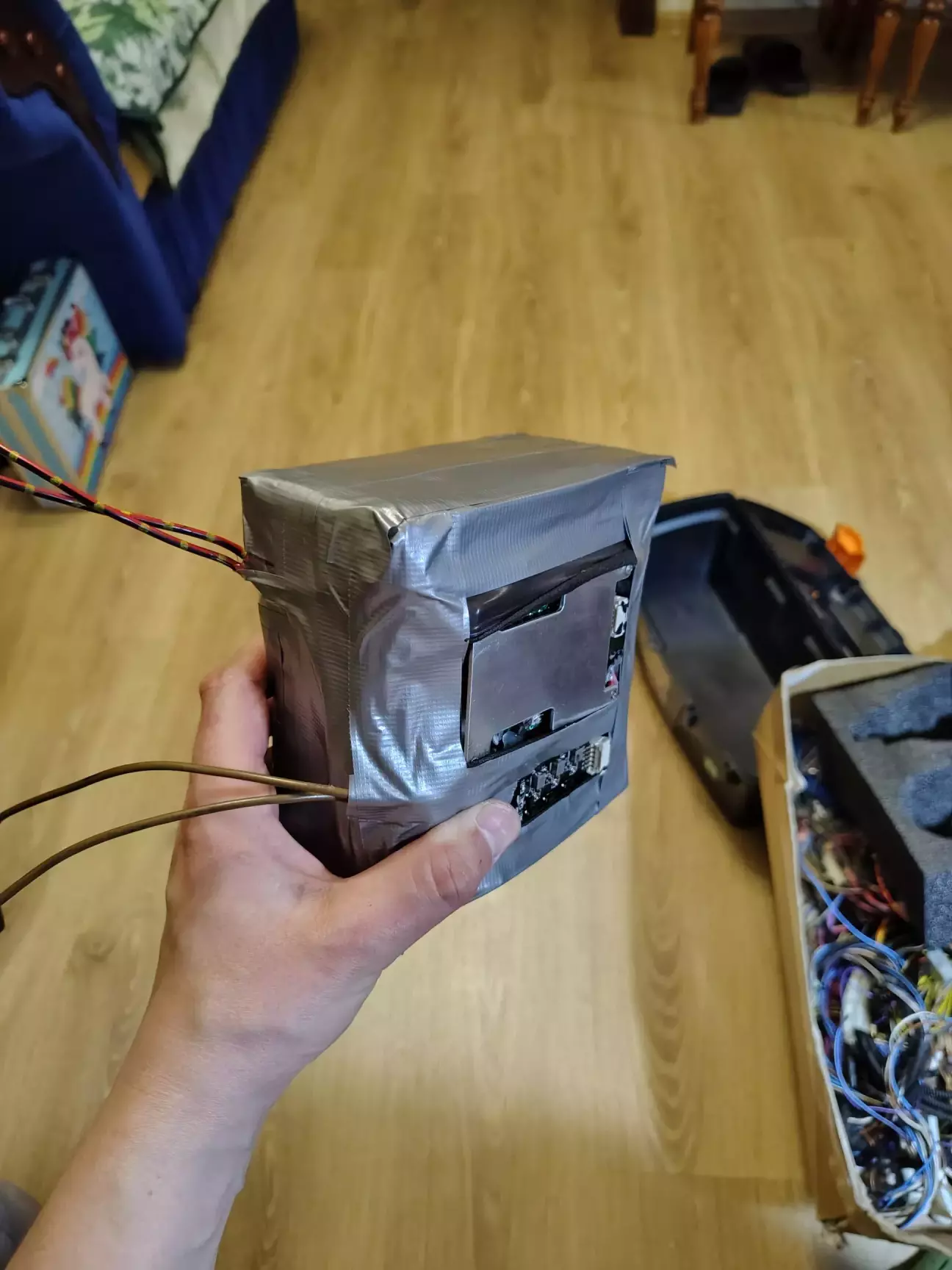 Картонний ізолятор і скотч-акум готовий