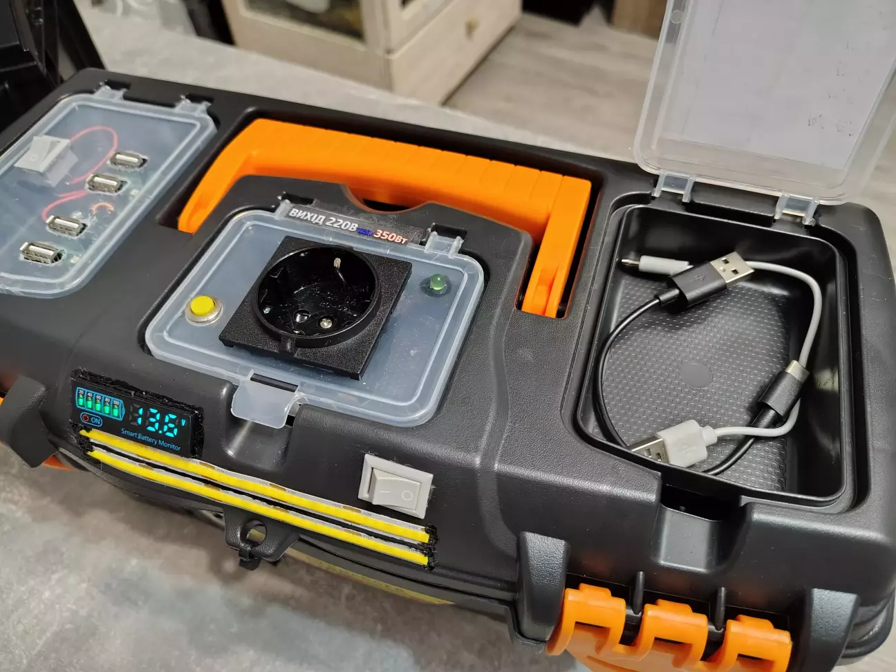 Додано невеликий ліхтарик та 4 usb-A гнізда